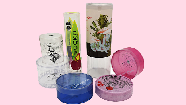 化(huà)妝品包裝盒放(fàng)置在商店櫃台旁、家裏的廚房(fáng)或會(huì)議期間的(de)桌面上