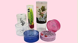 化(huà)妝品包裝(zhuāng)盒放(fàng)置在商店(diàn)櫃台旁、家(jiā)裏的(de)廚房或會議期(qī)間的(de)桌面(miàn)上