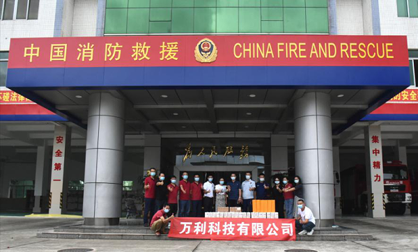 企業代表(biǎo)慰問松崗(gǎng)消防(fáng)大隊
