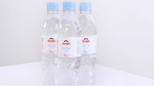 依雲推(tuī)出“100% pet包(bāo)裝”原(yuán)型